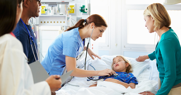 Doctora examinando niño